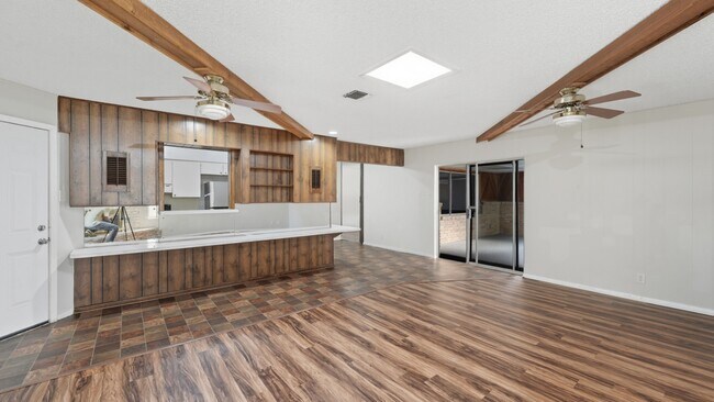 Building Photo - 140 Cloverleaf Dr