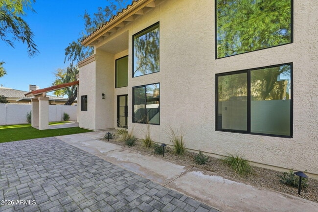 Building Photo - 2029 N Sunset Dr