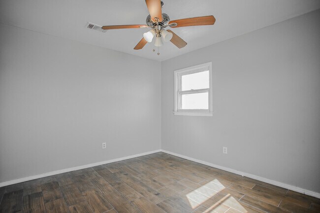 Building Photo - 2641 E Baylor St