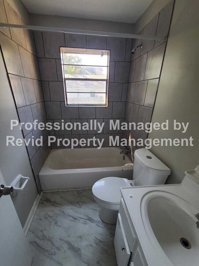 Building Photo - 4989 Wilburn Ave