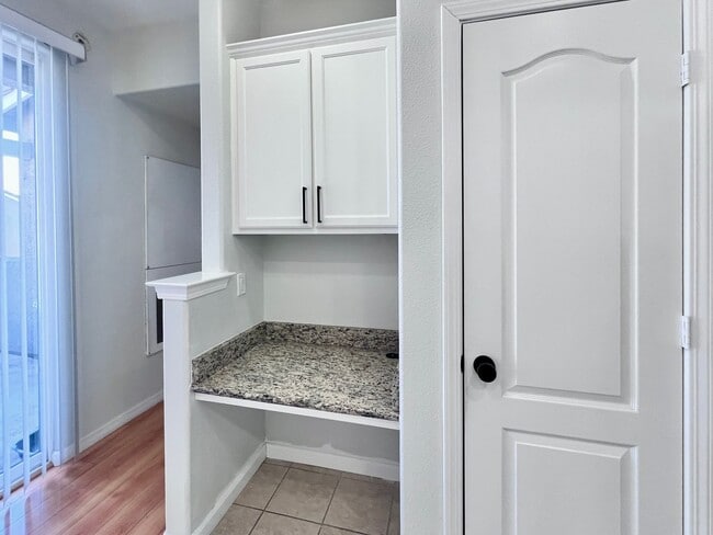 Building Photo - $2,295 Herndon & Armstrong, 2 Bedroom Cond...