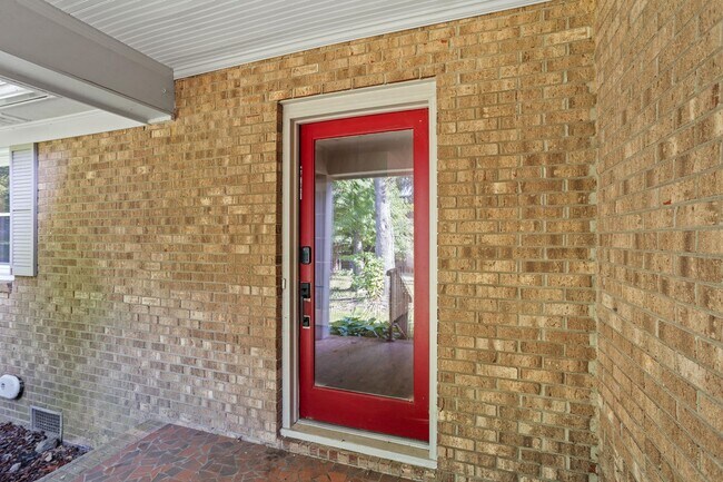 Building Photo - Spacious 4-Bedroom Home with Fenced Yard in Hampton Woods