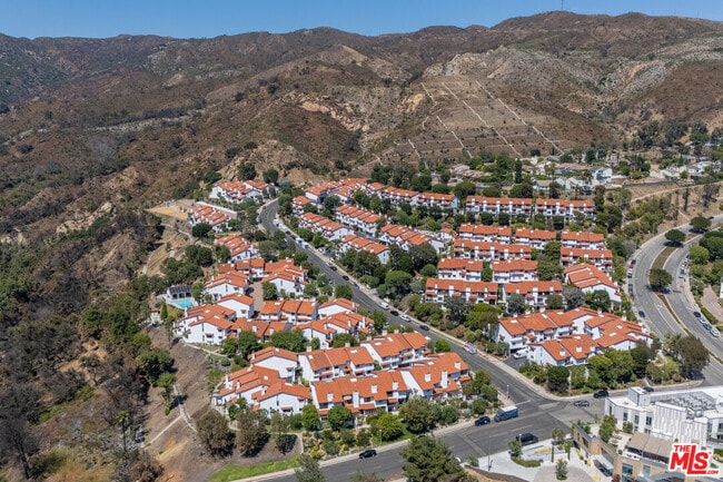 Building Photo - 1541 Palisades Dr