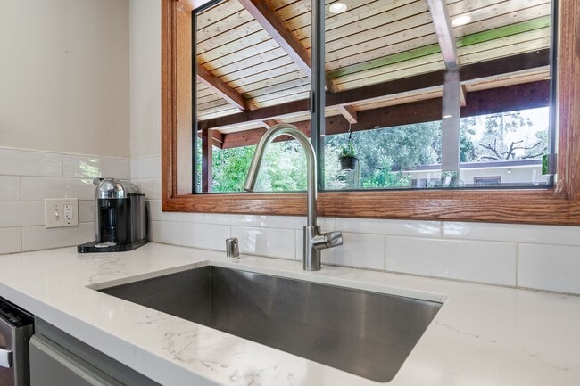 Building Photo - A Hidden Gem in Pasadena’s East End