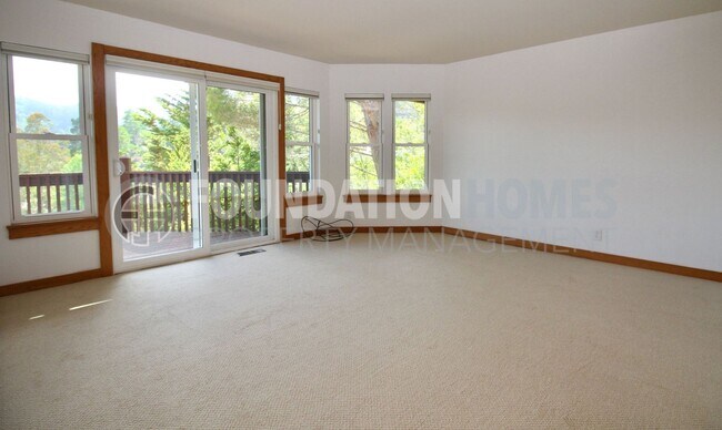 Building Photo - Spacious and Bright Tam Valley Home!  Mult...