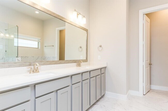 Building Photo - 5836 E Post Oak Ln