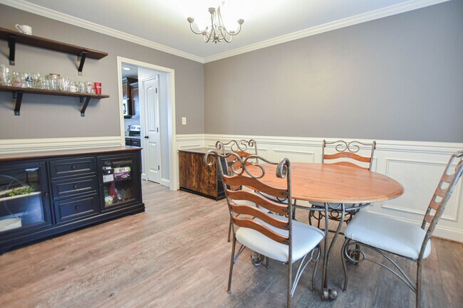 Building Photo - Pet Friendly Four Bedroom!