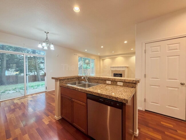 Building Photo - 958 SE Roundelay St