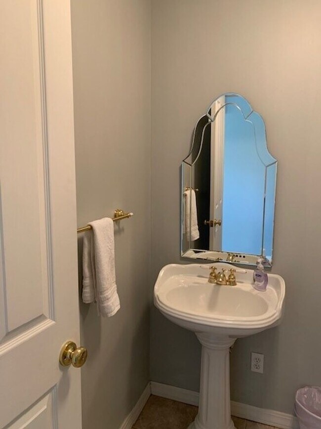 Building Photo - Furnished 4 Bedroom 3 Bath House in Kimberling City, MO with 2 car garage-Seasonal Lake View