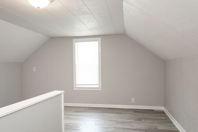 Building Photo - 3 bedroom/1 bath Single House!