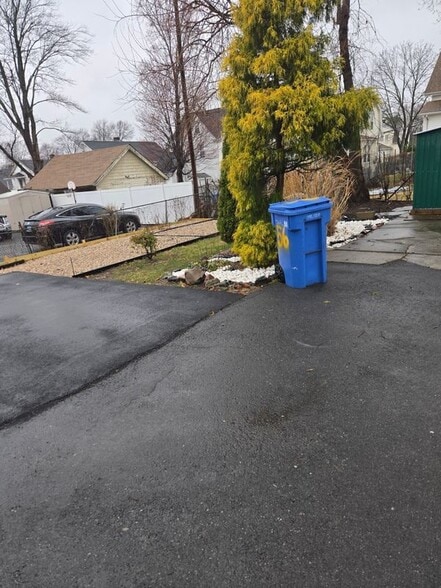 Building Photo - 54 Sharon St