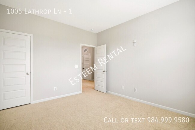 Building Photo - 1005 Lathrop Ln