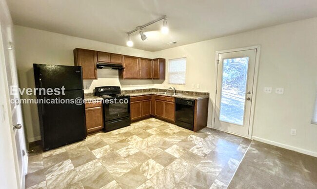 Building Photo - 3 Bed/3 Bath Home with Garage / Pet-Friendly / Available Now!