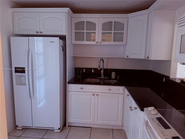 Building Photo - 3475 N Country Club Dr