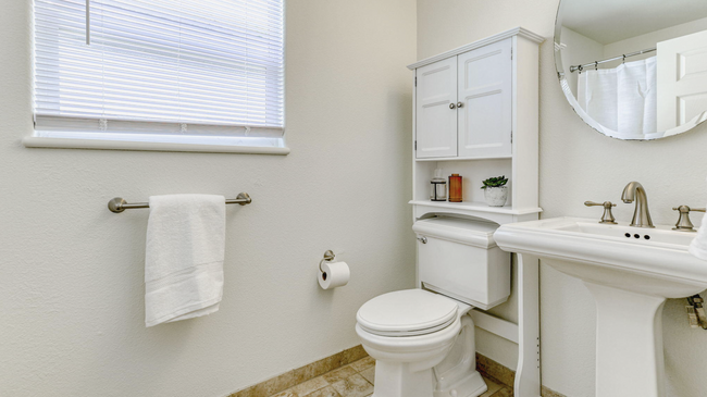 Main bathroom - 1025 Gold St