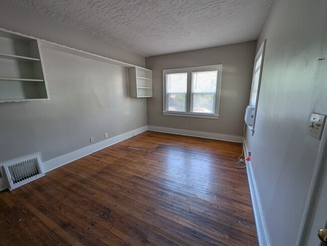 Building Photo - 2202 1 Bed 1 Bath