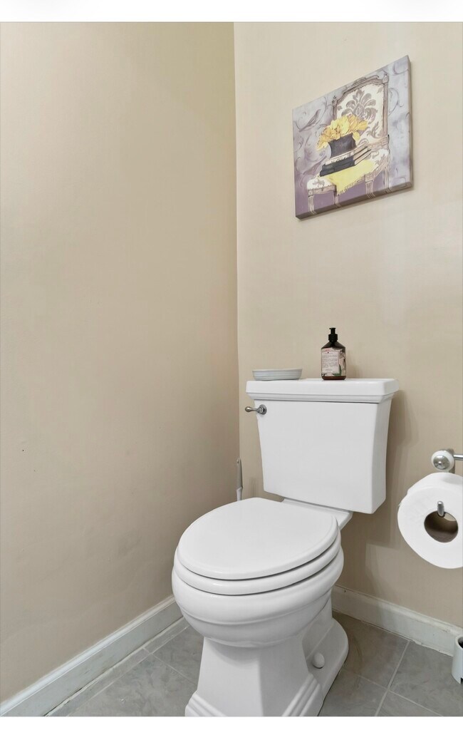 Building Photo - 3075 Hawthorne Dr NE