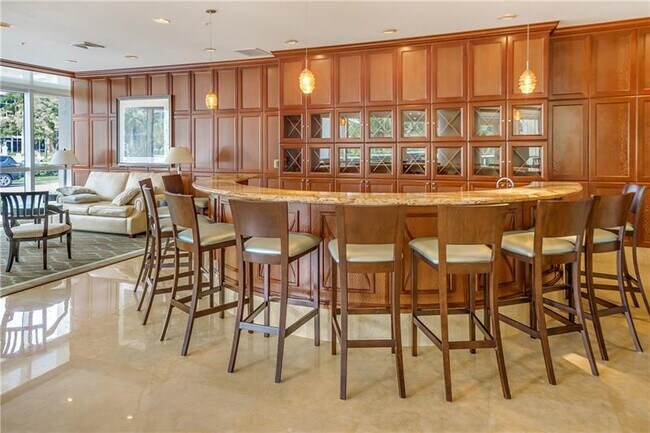 Building Photo - 347 N New River Dr E