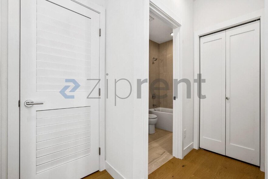 Building Photo - Unit C