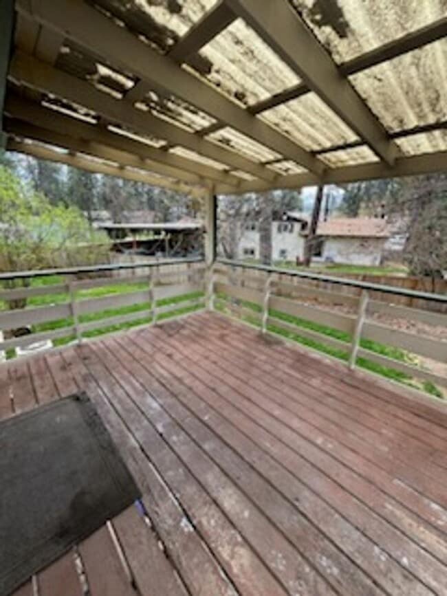 Building Photo - Unique duplex in post falls
