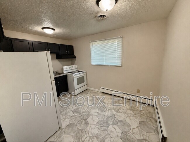 Building Photo - 705 W 18th St