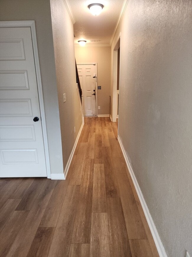 Building Photo - LOVELY TWO STORY W/ 5 BEDS, 3 FULL BATHS. ...