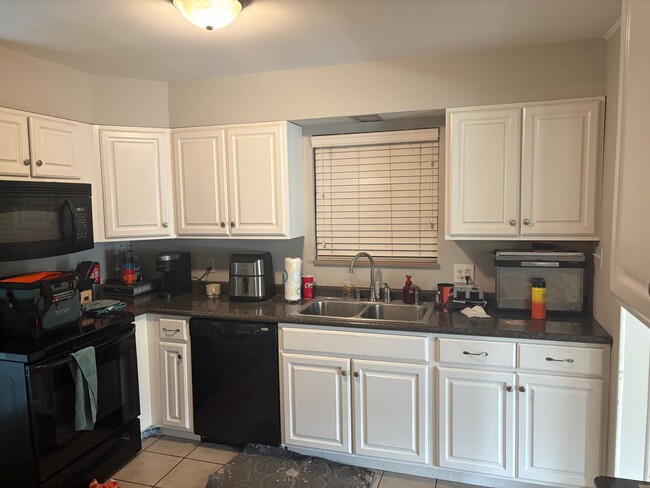 Building Photo - Charming 3BR/ 2BA Home in a Prime Location...