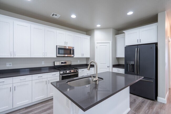 Building Photo - Newer Home in Prime Location with Spacious Layout & Two Living Areas