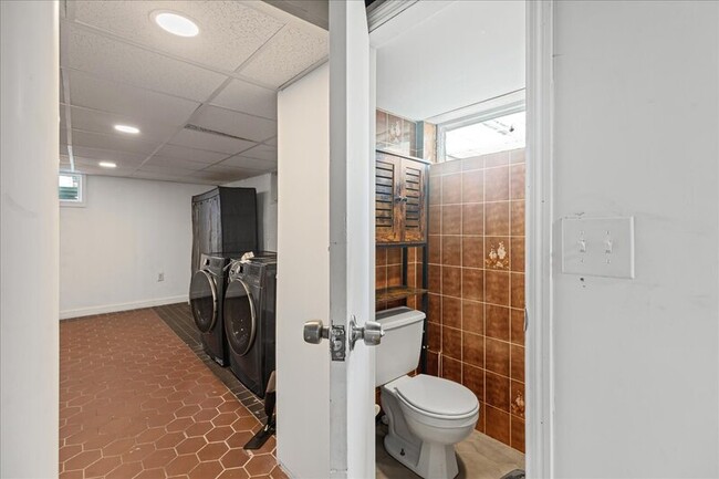 Building Photo - 116 Barclay Dr