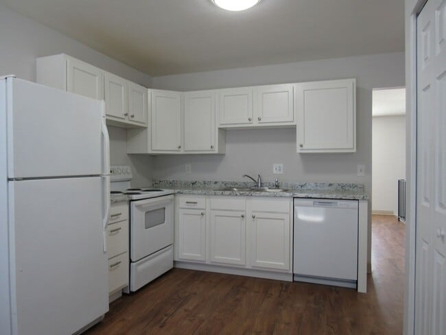 Building Photo - Remodeled Huge 4 Bedroom Townhome