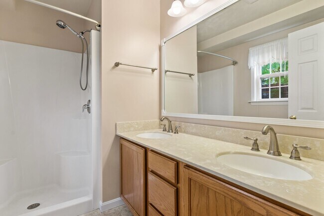Building Photo - 3 Bed / 3 Bath. Pet Friendly. Easy access ...