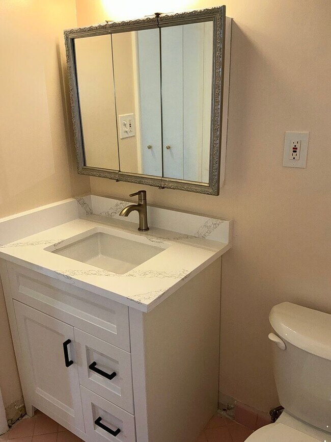 Building Photo - Very well maintained 4BR 2.5BA 5 level spl...