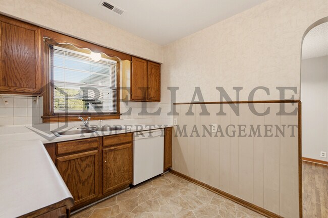 Building Photo - 1620 E Selma St