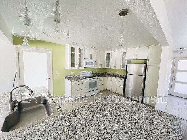 Building Photo - 1208 Alcazar St NE