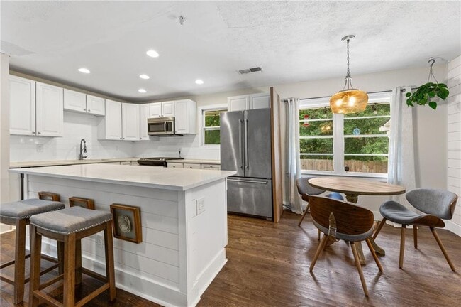 Building Photo - 551 Lyle Dr SE