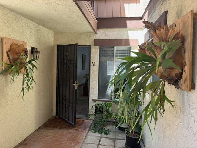 Building Photo - Two Bedroom In University Heights Coming S...