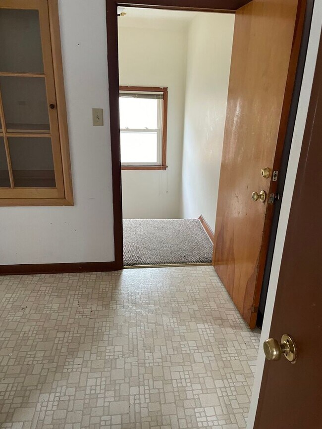 Building Photo - Newly Renovated 3-Bedroom Upper Flat Near ...
