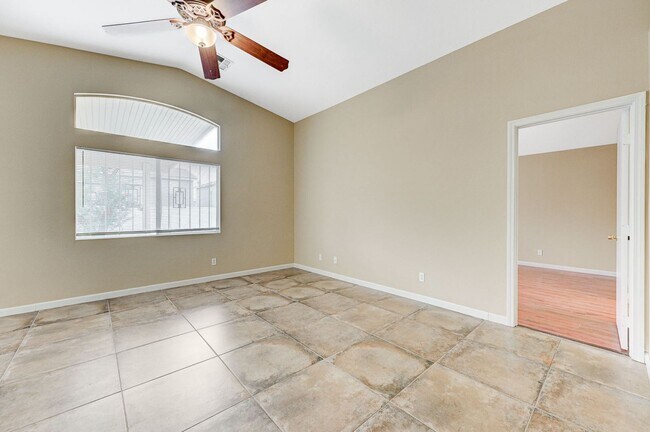 Building Photo - Rare Single Story Home with hard flooring!