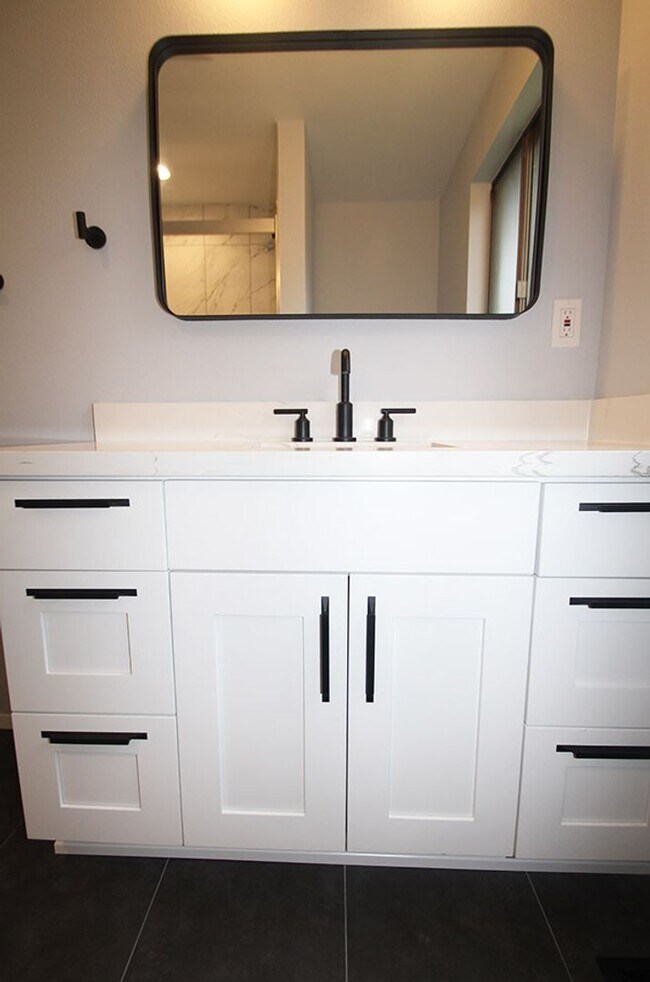 Building Photo - FULLY RENOVATED 3 BED, 2 BATH BELLEVUE HOM...