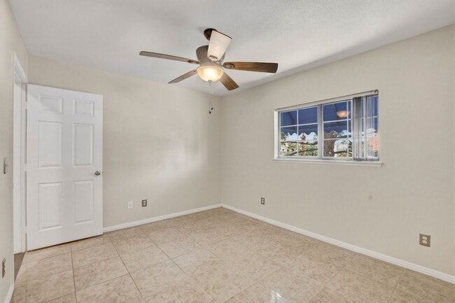 Building Photo - Upgraded 2 bedroom 2 bath upstairs condo