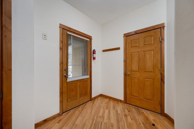 Building Photo - 3 Bedroom, 2 Bath Condo