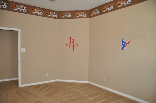 Building Photo - 2222 Drake Falls Dr