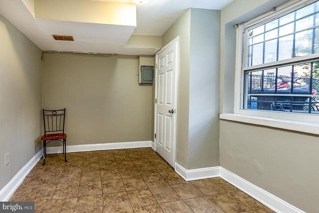 Building Photo - 2319 Chester St SE