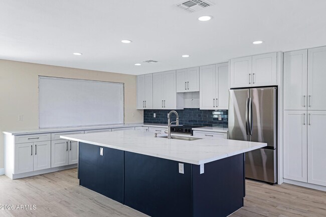 Building Photo - 3921 S Kenneth Pl