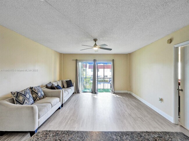 Building Photo - 4152 Inverrary Dr