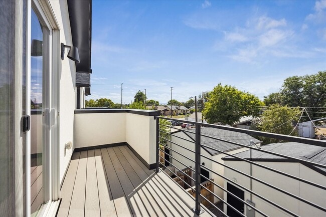 Building Photo - Upscale rear unit in the heart of Denver!