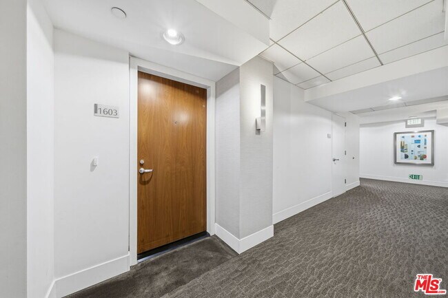 Building Photo - 13650 Marina Pointe Dr