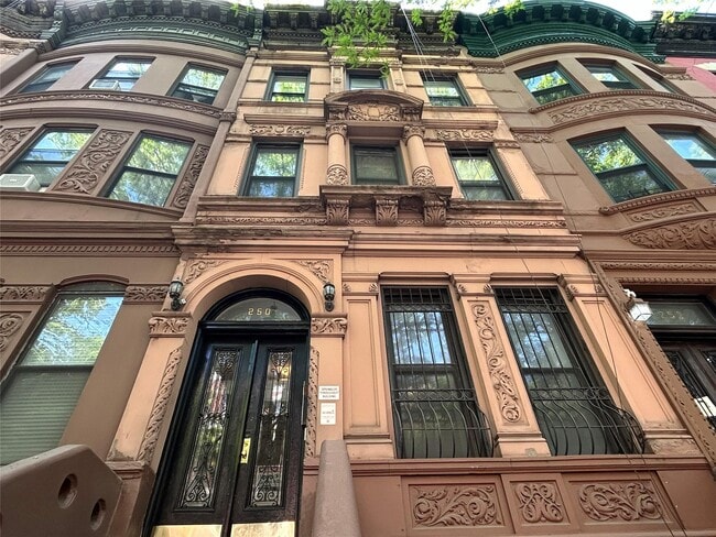 Building Photo - 250 W 137th St