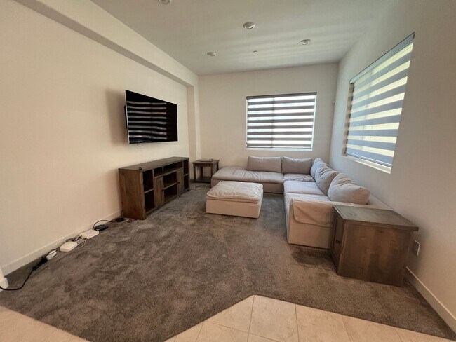 Building Photo - Beautiful furnished 4 bedroom Townhouse!