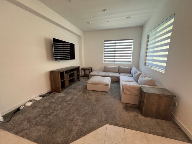 Building Photo - Move in special! $500 off first months rent!